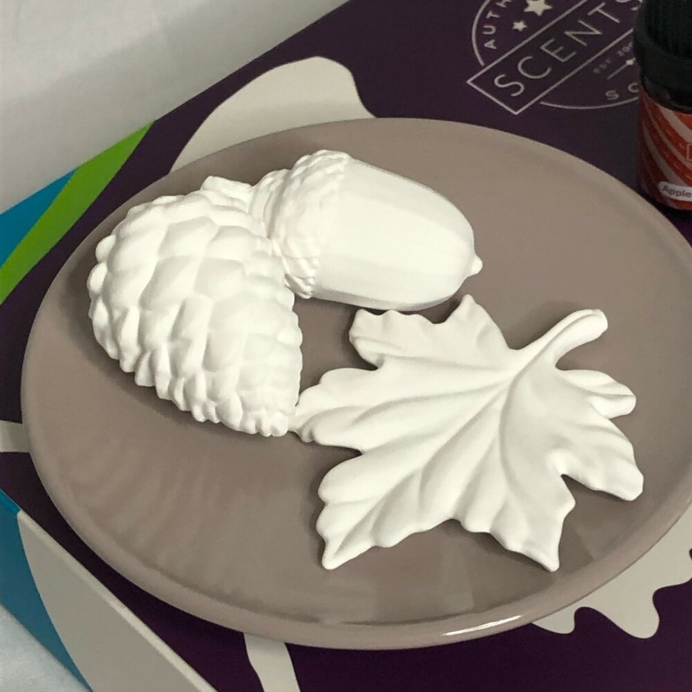 Scentsy Aroma Porcelain (NWT) with Apples & Cinnamon Stick fragrance oil